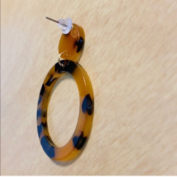 Round tortoise shell drop hoop earrings - Picture 2 of 4